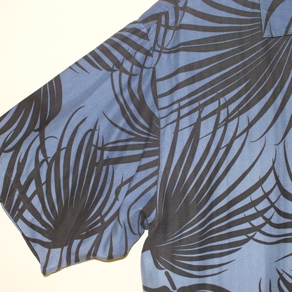 Tommy Bahama Hawaiian Short Sleeve Shirt - Picture 3 of 7